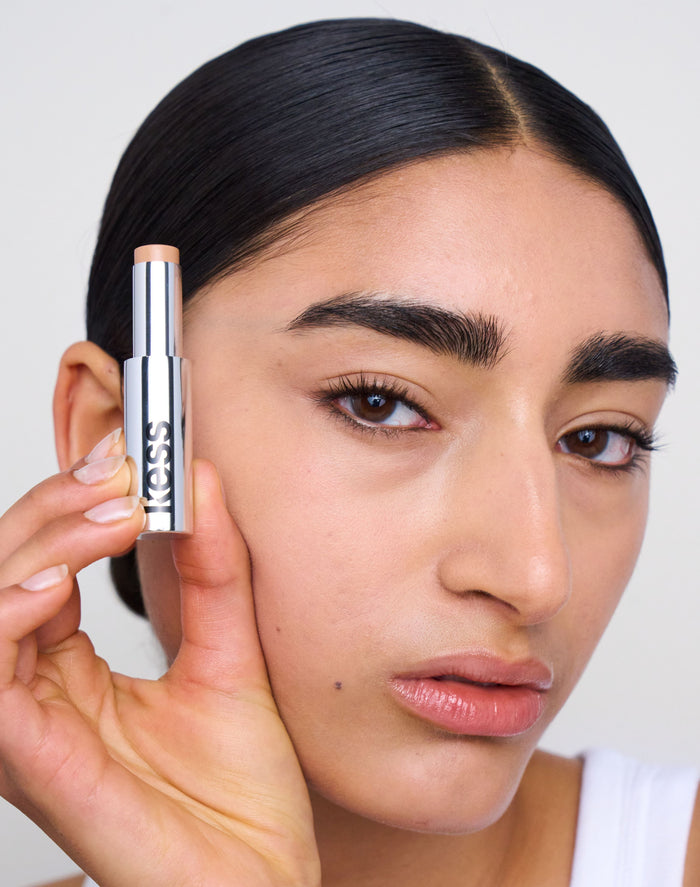 concealer-stick-spf-20; medium-2: Aya trägt den Concealer in Medium 2