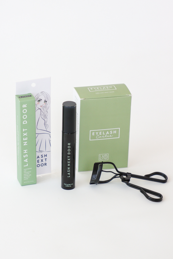 Eyelash extension kit with a black eyelash applicator, green packaging, and white illustrations on a white background.