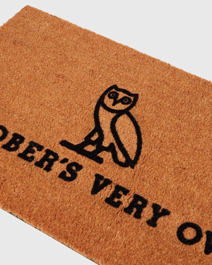 Brown coir welcome mat with black cat illustration and "Beers Very" text.